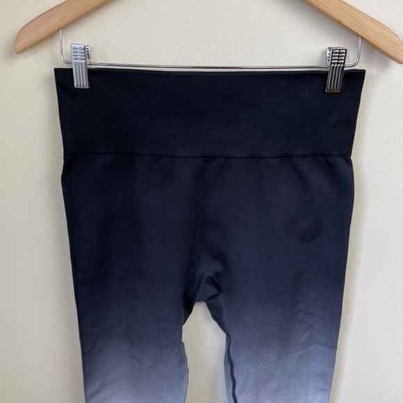 Zyia Black and White Ombre Performance High-Rise 7/8 Leggings - Picture 5 of 8